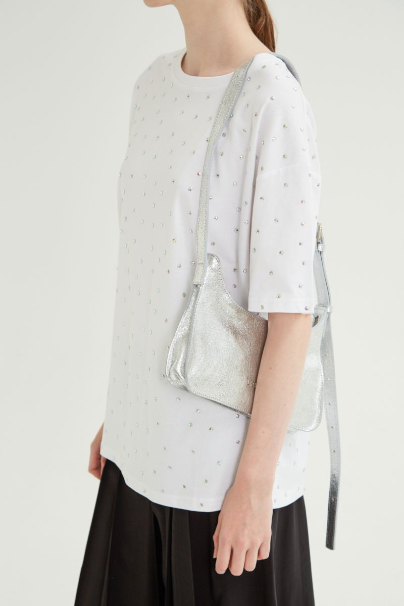 Remera blanca oversized de algodón con apliques de brillos en forma de estrella 