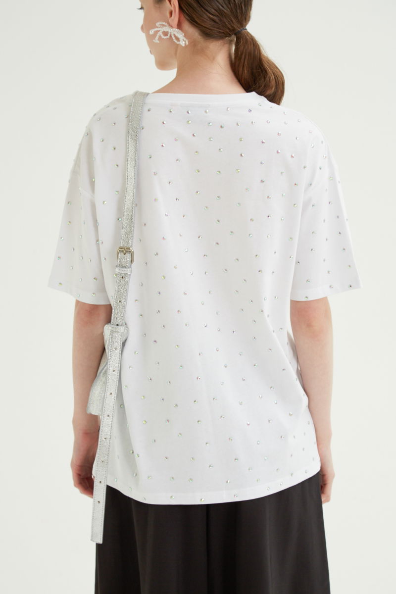 Remera blanca oversized de algodón con apliques de brillos en forma de estrella 