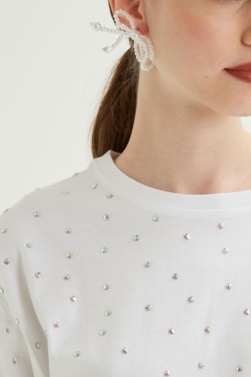 Remera blanca oversized de algodón con apliques de brillos en forma de estrella 