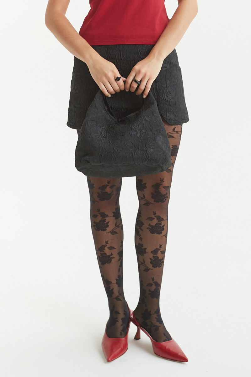 Cartera de brocato con textura de rosas de base semi rígida con asa corta y correa larga desmontable. 