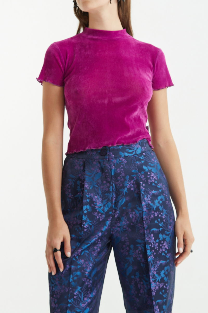 Remera al cuerpo de velvet corta a la cintura de mangas cortas y cuello alto con bordado roulotte en mangas y ruedo. 
