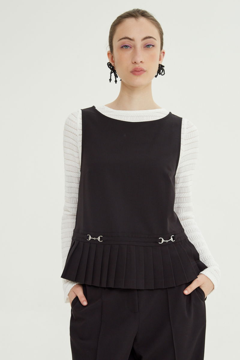 Remera blanca al cuerpo con mangas semi acampanadas, con escote a la base del cuello y textura fruncida. 
