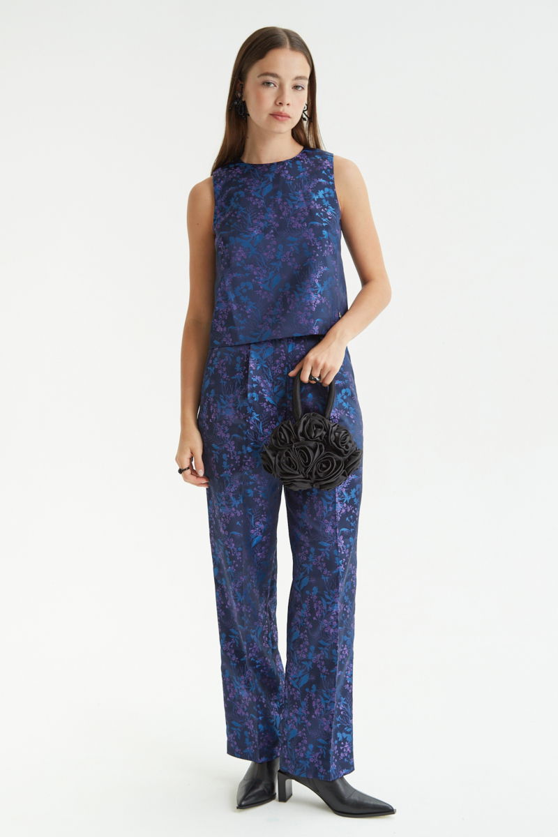 Pantalón azul sastrero tiro alto y recto confeccionado en jacquard satinado con motivo floral. 
