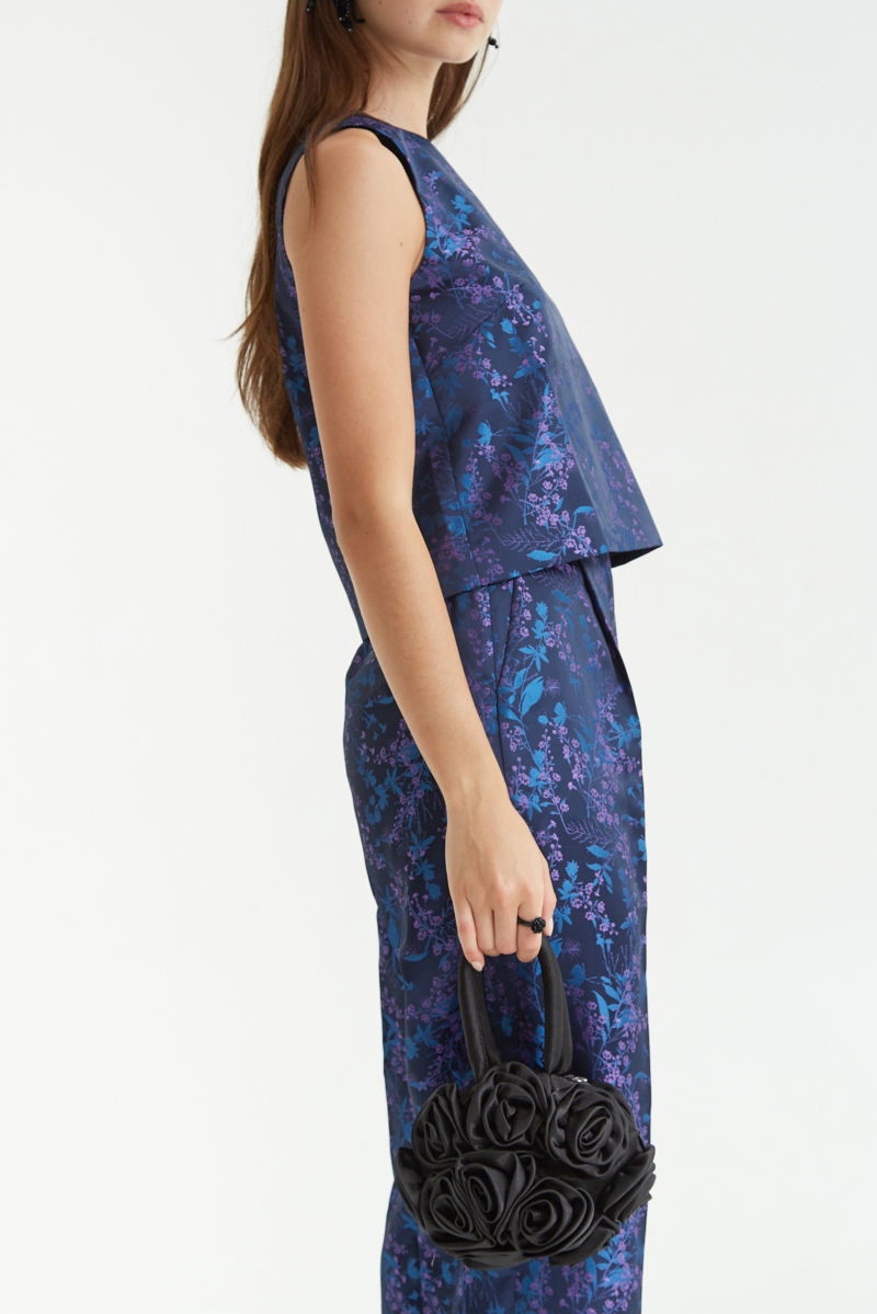 Top sin mangas satinado de jacquard con motivo floral, recto con cuello redondo y pinzas frontales de entalle. 