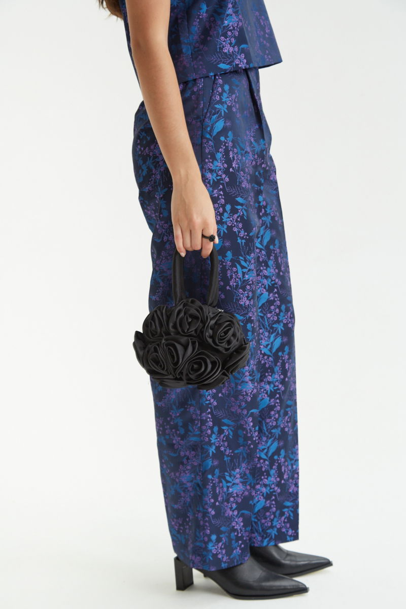 Pantalón azul sastrero tiro alto y recto confeccionado en jacquard satinado con motivo floral. 
