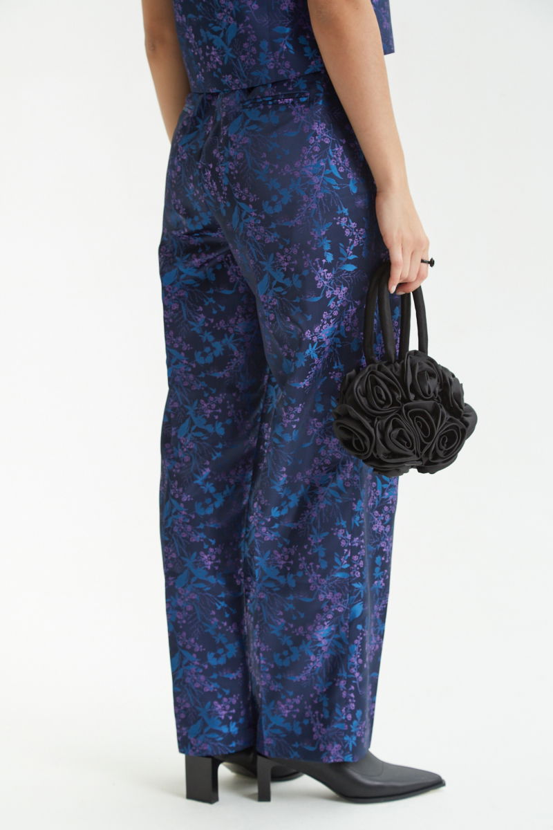 Pantalón azul sastrero tiro alto y recto confeccionado en jacquard satinado con motivo floral. 
