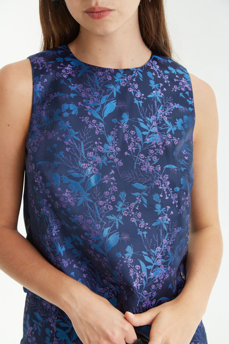 Top sin mangas satinado de jacquard con motivo floral, recto con cuello redondo y pinzas frontales de entalle. 