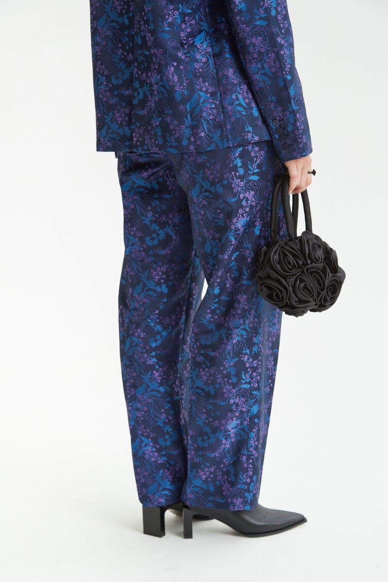 Pantalón azul sastrero tiro alto y recto confeccionado en jacquard satinado con motivo floral. 
