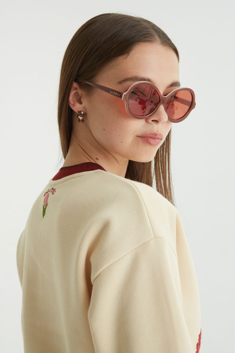 Buzo con estampa de tulipanes en relieve, recto y largo a la cadera con hombros caídos y terminaciones de rib jaspeado a contratono en cuello, puños y ruedo.