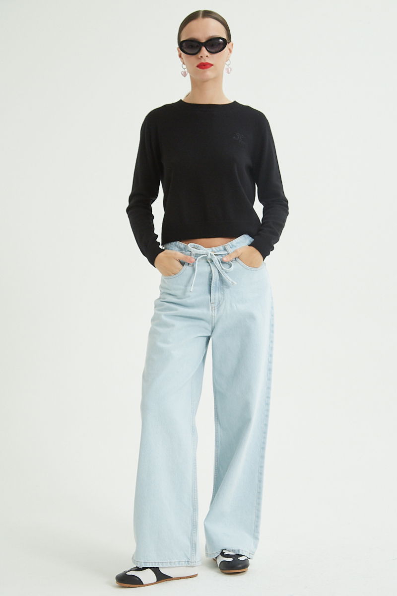 Sweater negro de lana y cachemira recto y entallado en la cintura con cuello redondo y terminaciones de ribb en puños y ruedo.