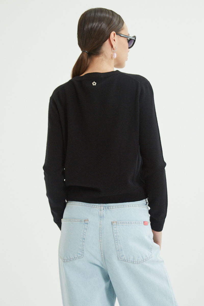 Sweater negro de lana y cachemira recto y entallado en la cintura con cuello redondo y terminaciones de ribb en puños y ruedo.