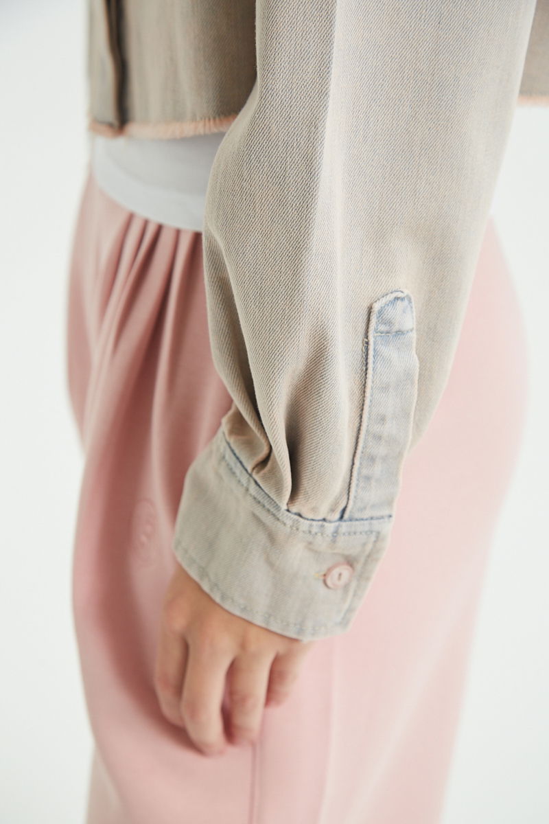 Camisa rosa amplia y crop de jean con ruedo desflecado