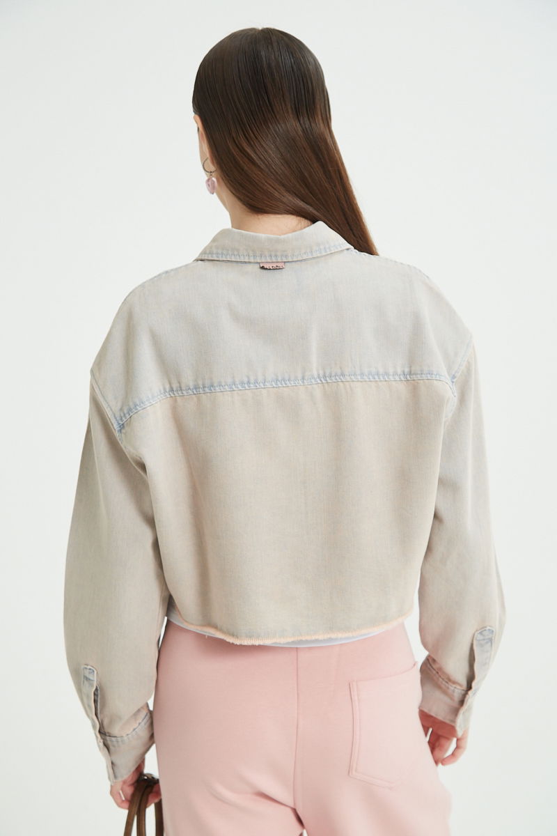 Camisa rosa amplia y crop de jean con ruedo desflecado
