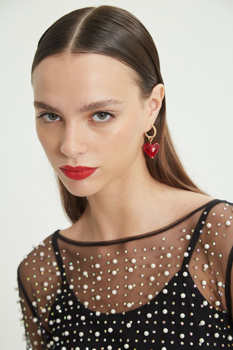 Remera negra manga larga recta de microtul con perlas y strass bordados.
