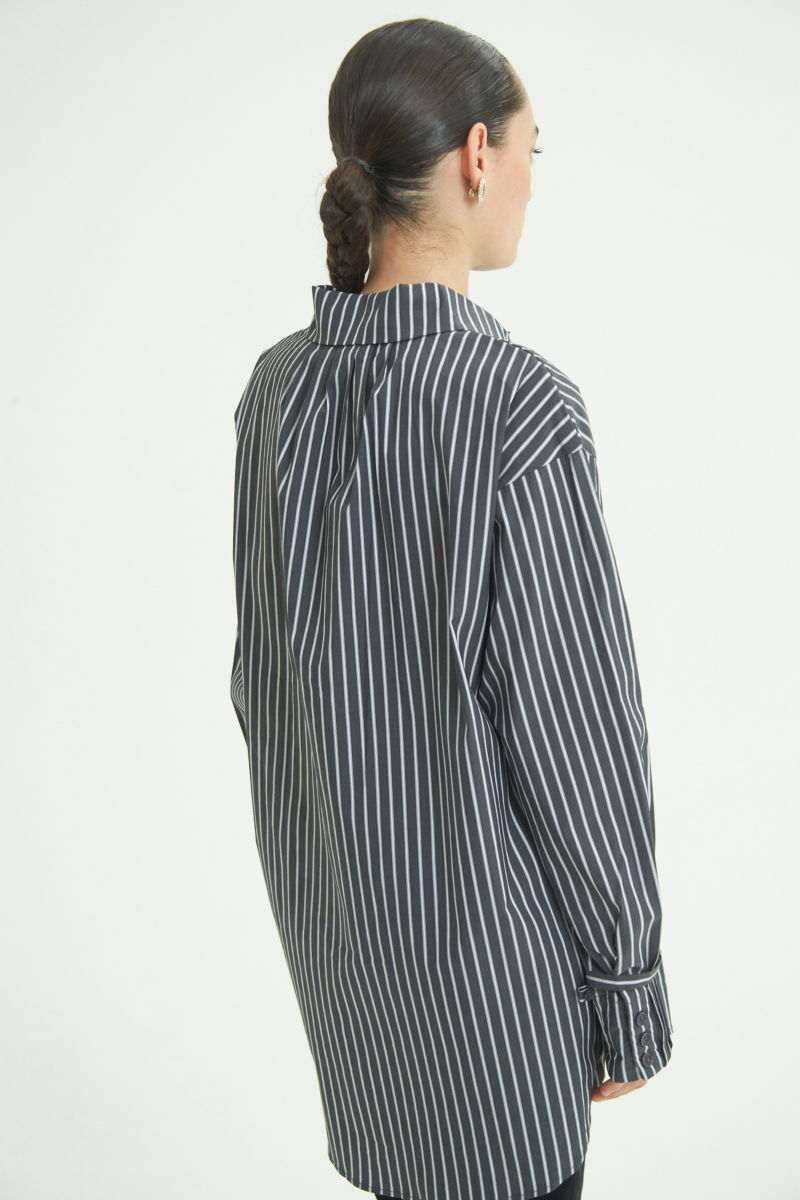 Camisa rayada oversize de poplin de algodón con tablas en cuello, puños y espalda. 
