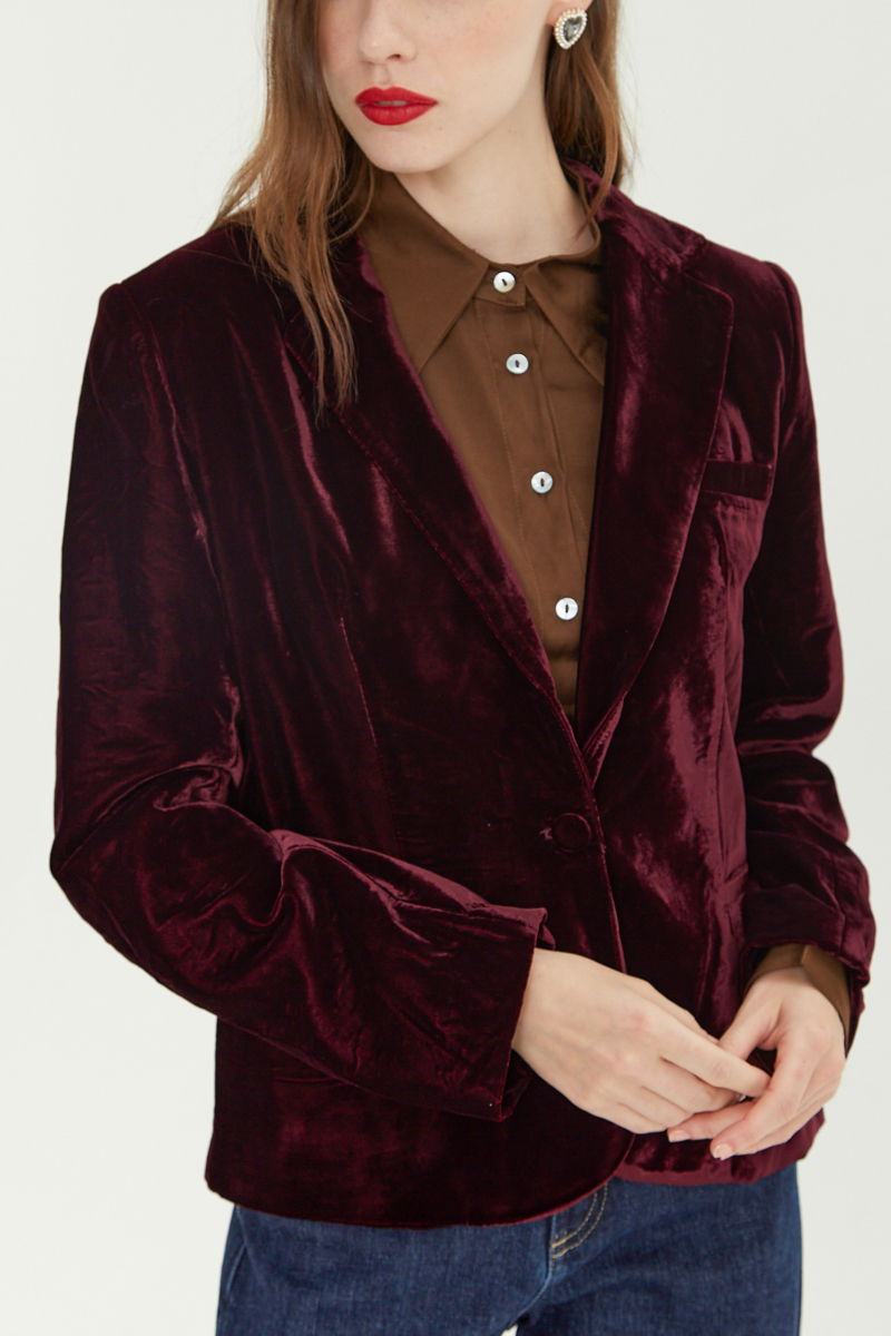 Blazer bordo sastrero con hombreras de corte recto con pinzas de entalle y largo hasta la cadera.