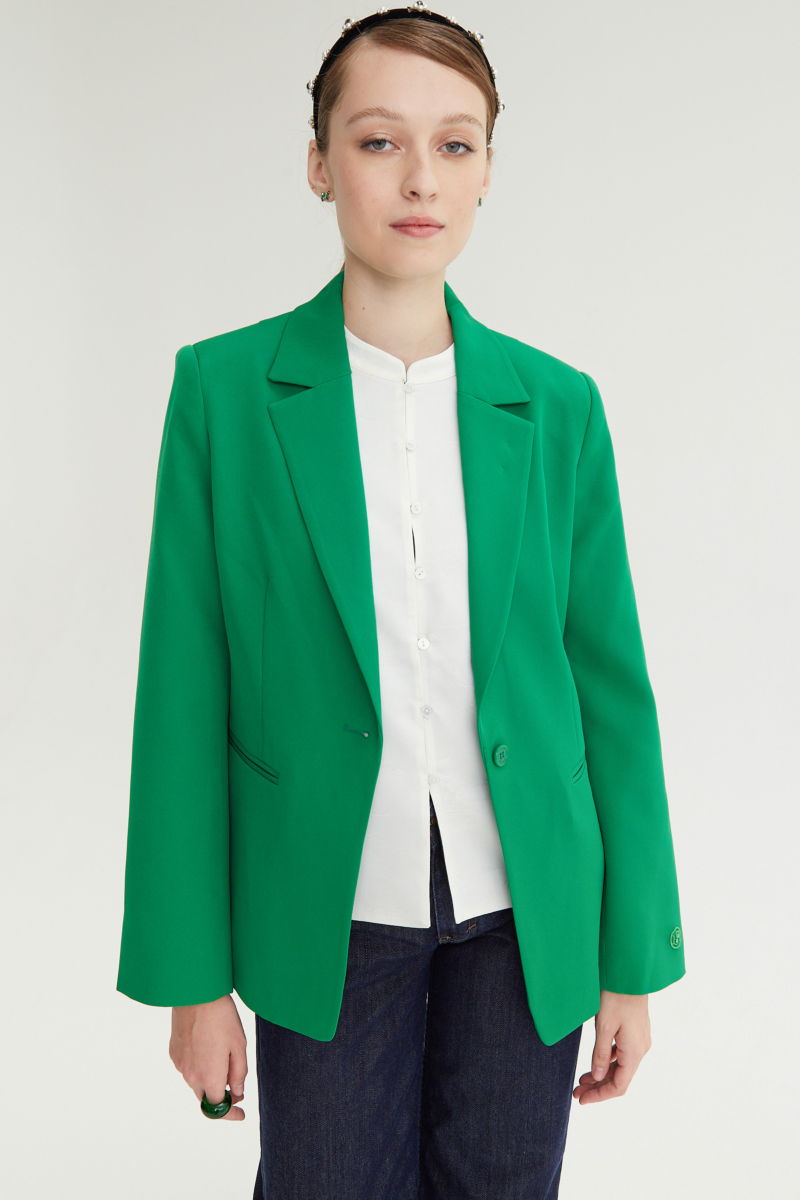 Blazer verde sastrero recto con hombreras, bolsillos ojal y pinzas en frente y espalda. 
