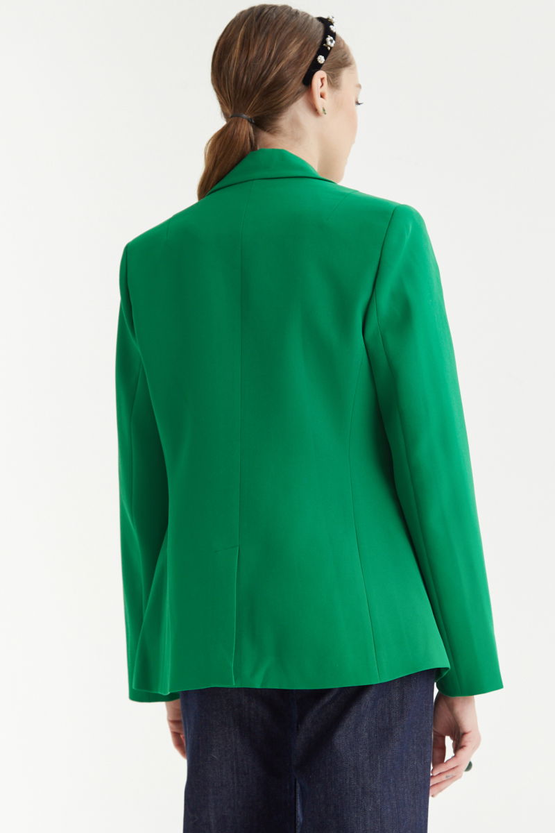 Blazer verde sastrero recto con hombreras, bolsillos ojal y pinzas en frente y espalda. 
