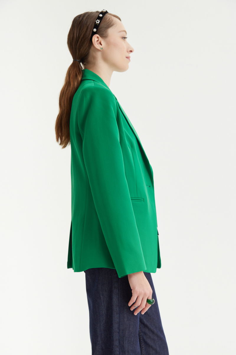 Blazer verde sastrero recto con hombreras, bolsillos ojal y pinzas en frente y espalda. 
