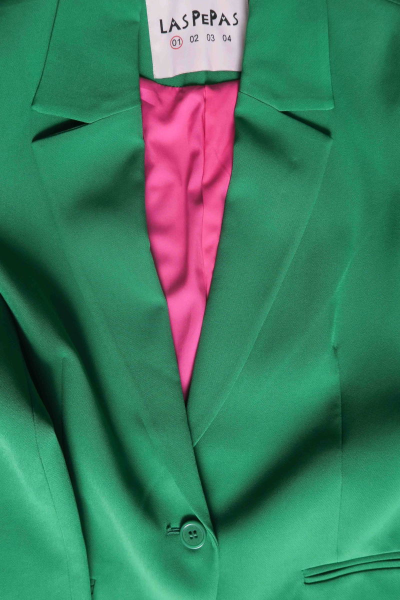Blazer verde sastrero recto con hombreras, bolsillos ojal y pinzas en frente y espalda. 
