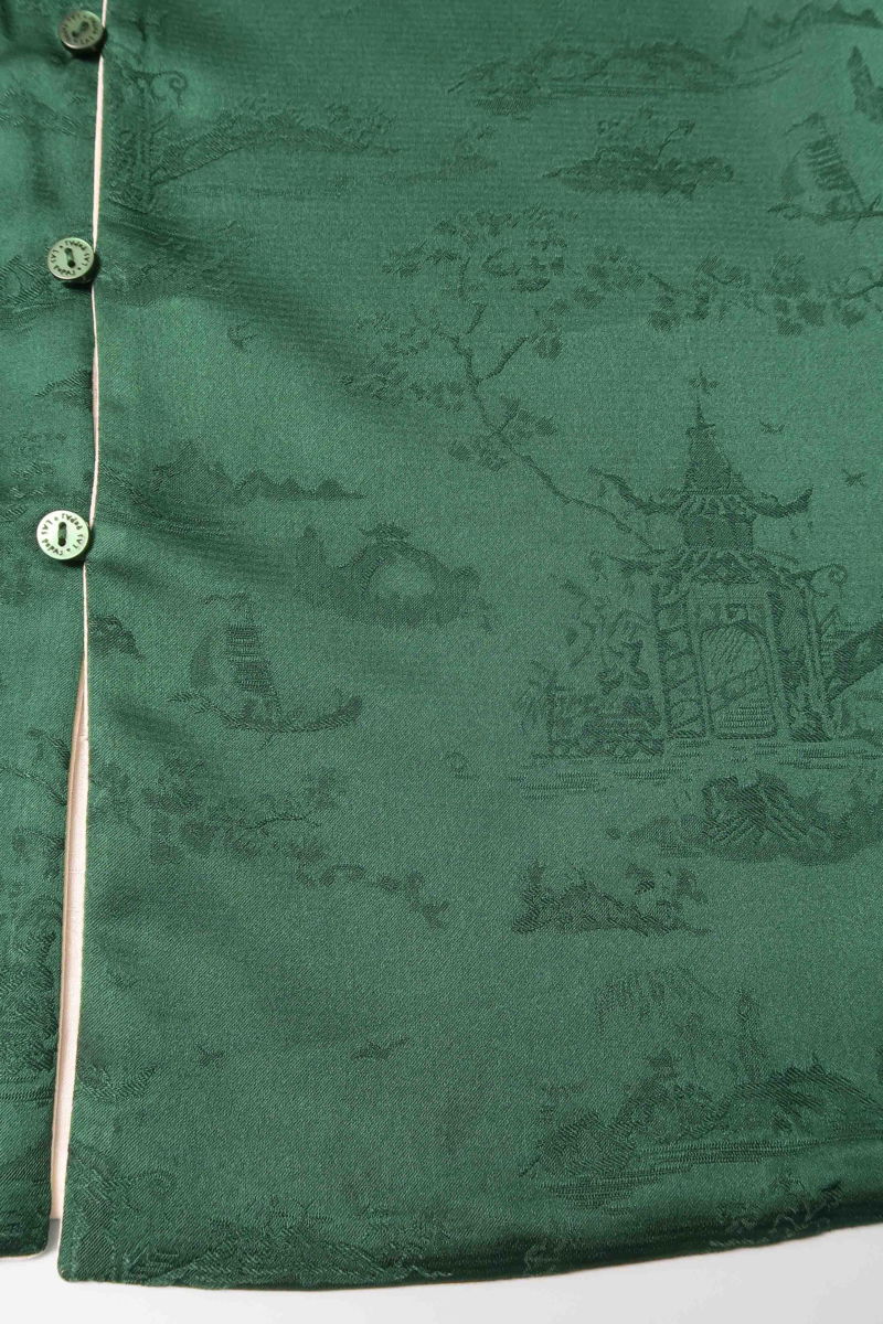 Blusa cruda reversible de jacquard satinado sin mangas con cuello mao, botones a tono, pinzas frontales y aberturas laterales.