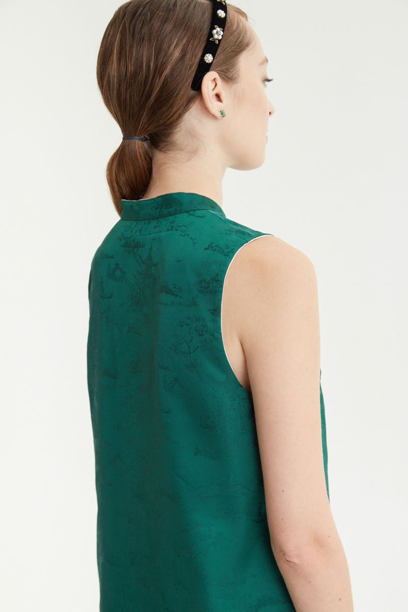 Blusa cruda reversible de jacquard satinado sin mangas con cuello mao, botones a tono, pinzas frontales y aberturas laterales.