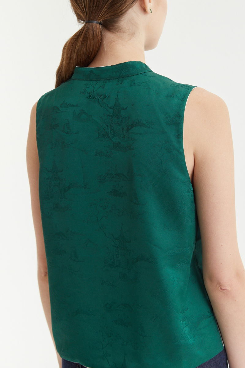 Blusa cruda reversible de jacquard satinado sin mangas con cuello mao, botones a tono, pinzas frontales y aberturas laterales.