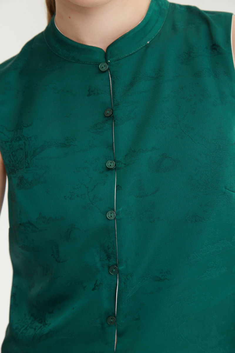 Blusa cruda reversible de jacquard satinado sin mangas con cuello mao, botones a tono, pinzas frontales y aberturas laterales.