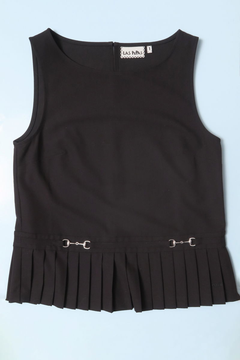 Blusa negra sastrera sin mangas con tablas en la cintura, herrajes metálicos y escote a la base del cuello, larga a la cadera. 