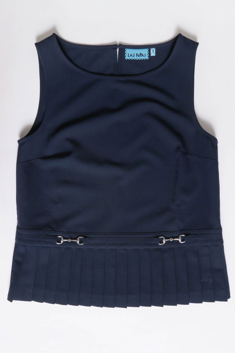 Blusa azul sastrera sin mangas con tablas en la cintura, herrajes metálicos y escote a la base del cuello, larga a la cadera. 