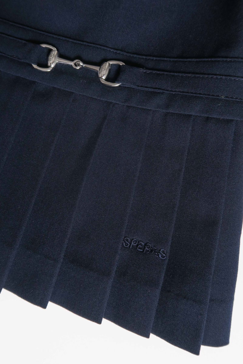 Blusa azul sastrera sin mangas con tablas en la cintura, herrajes metálicos y escote a la base del cuello, larga a la cadera. 