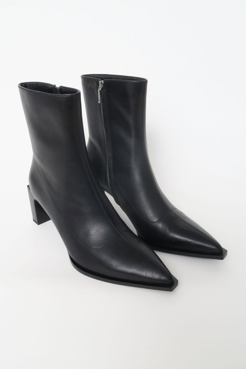 Botas de cuero de caña media en punta con taco rectangular de 7 cm y cierre lateral oculto. 
