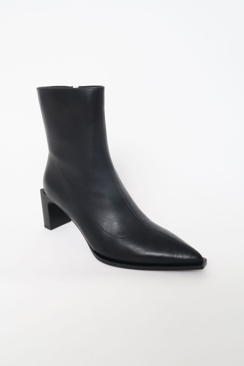 Botas de cuero de caña media en punta con taco rectangular de 7 cm y cierre lateral oculto. 
