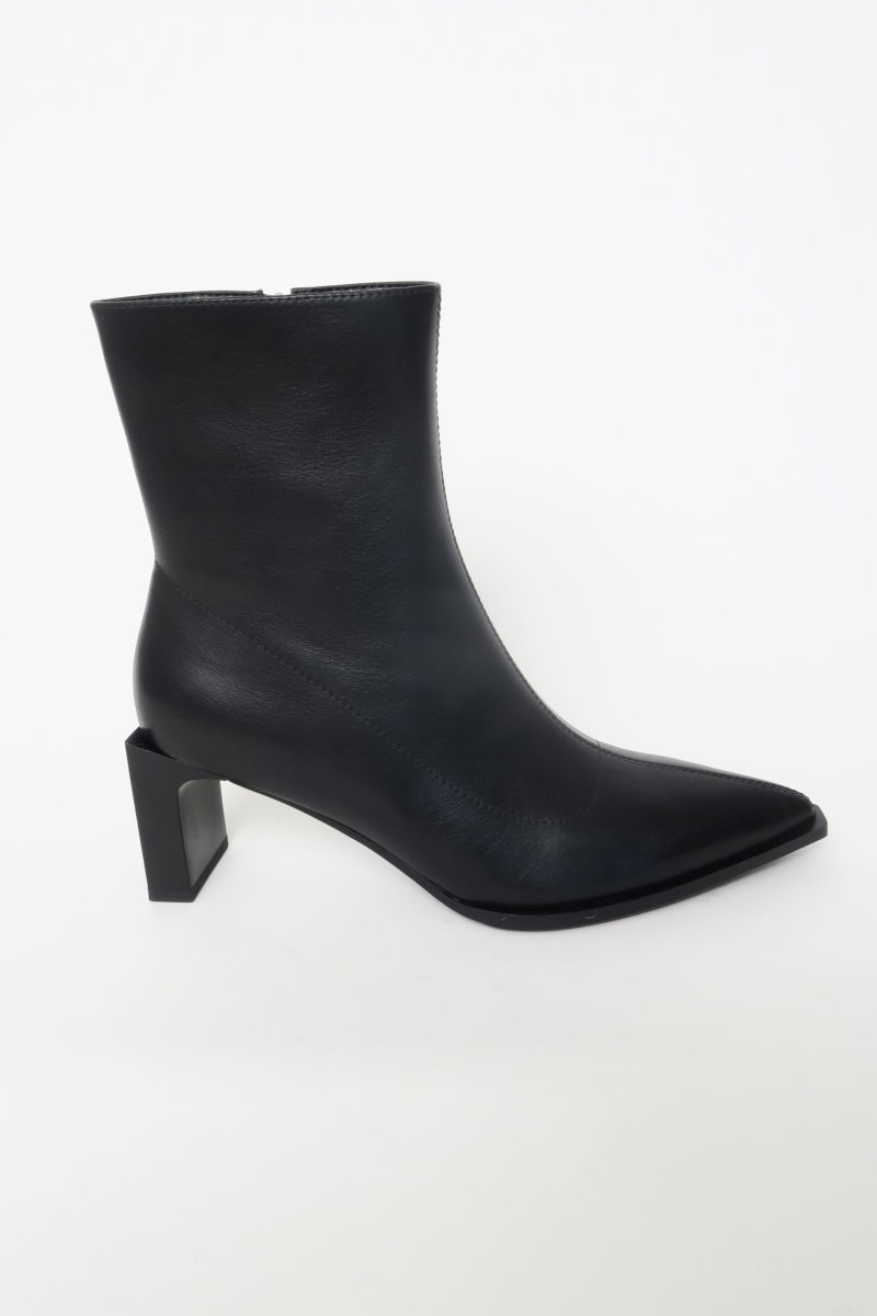 Botas de cuero de caña media en punta con taco rectangular de 7 cm y cierre lateral oculto. 
