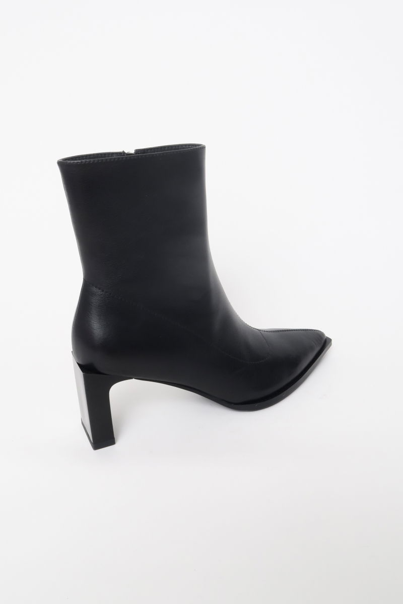 Botas de cuero de caña media en punta con taco rectangular de 7 cm y cierre lateral oculto. 
