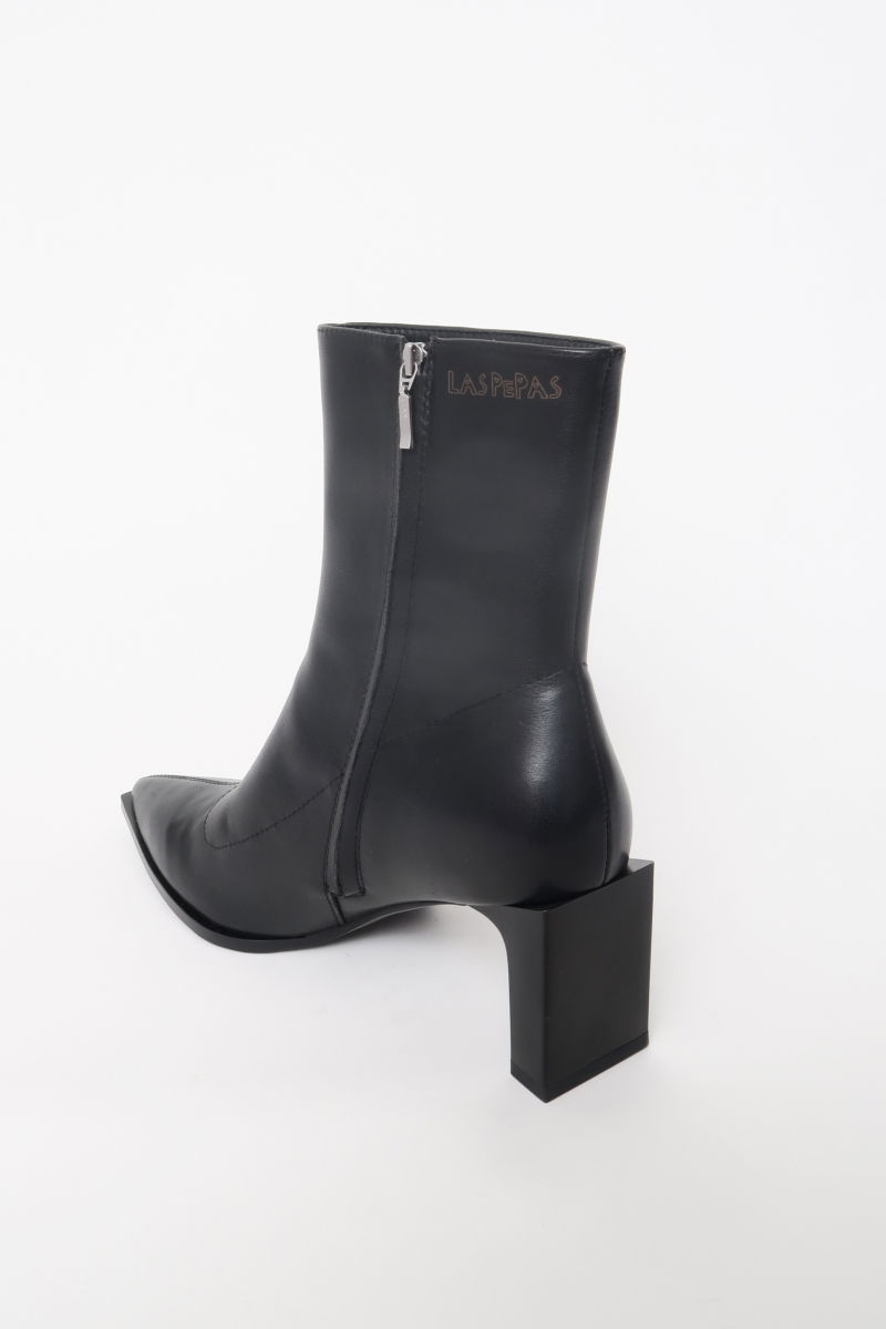 Botas de cuero de caña media en punta con taco rectangular de 7 cm y cierre lateral oculto. 
