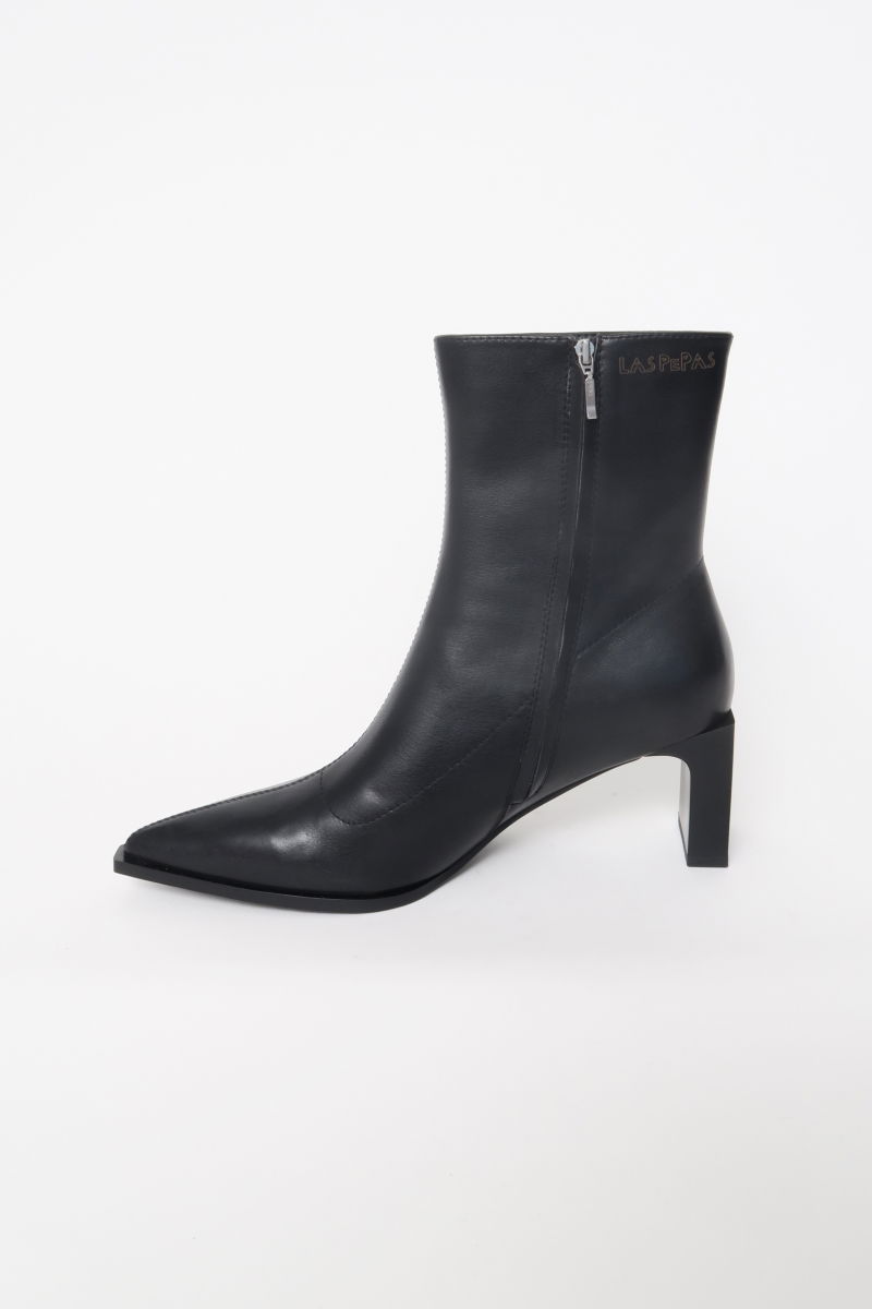 Botas de cuero de caña media en punta con taco rectangular de 7 cm y cierre lateral oculto. 
