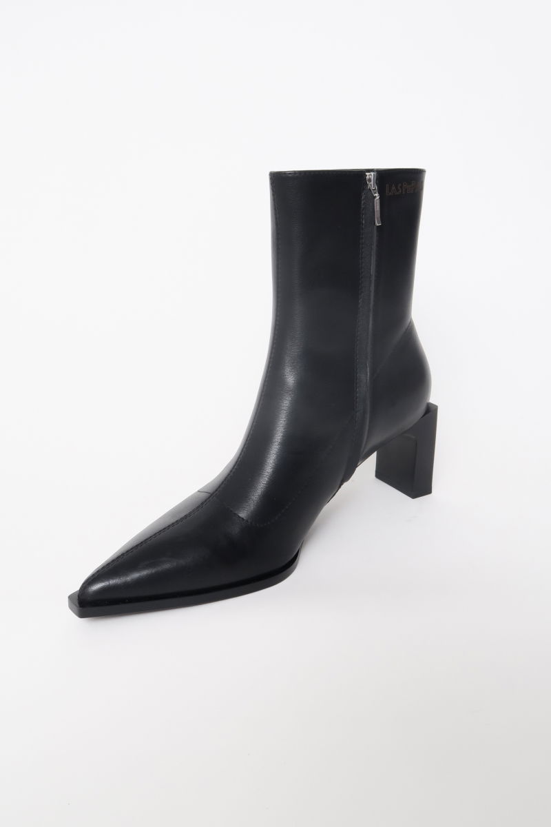 Botas de cuero de caña media en punta con taco rectangular de 7 cm y cierre lateral oculto. 
