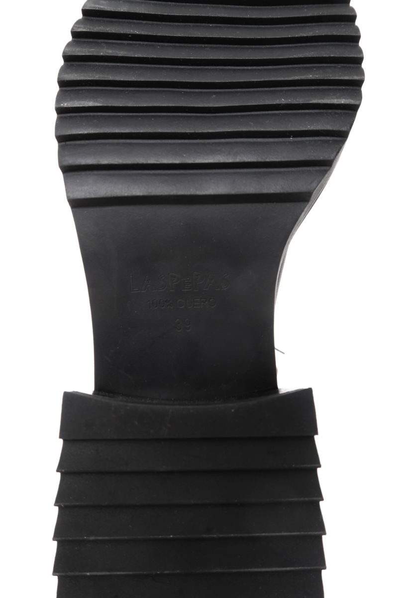 Bota de cuero caña alta acordonada con punta y taco cuadrado de 6 cm. 
