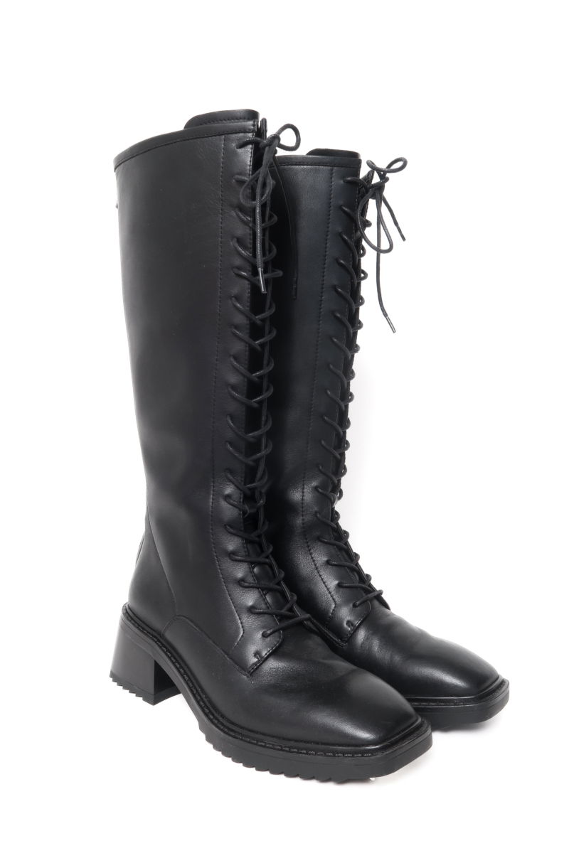 Bota de cuero caña alta acordonada con punta y taco cuadrado de 6 cm. 
