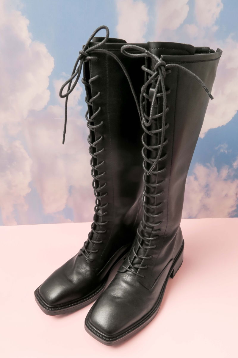 BOTA DE CUERO ACORDONADA TUART