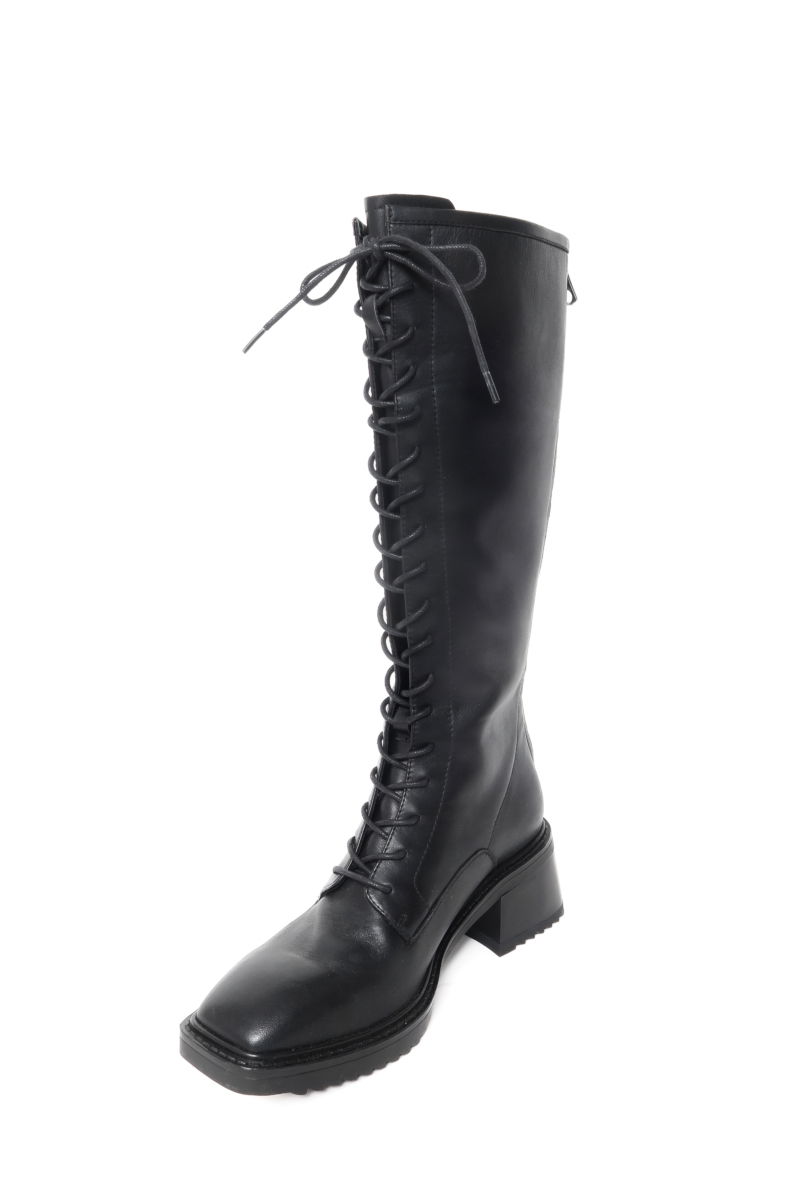 Bota de cuero caña alta acordonada con punta y taco cuadrado de 6 cm. 
