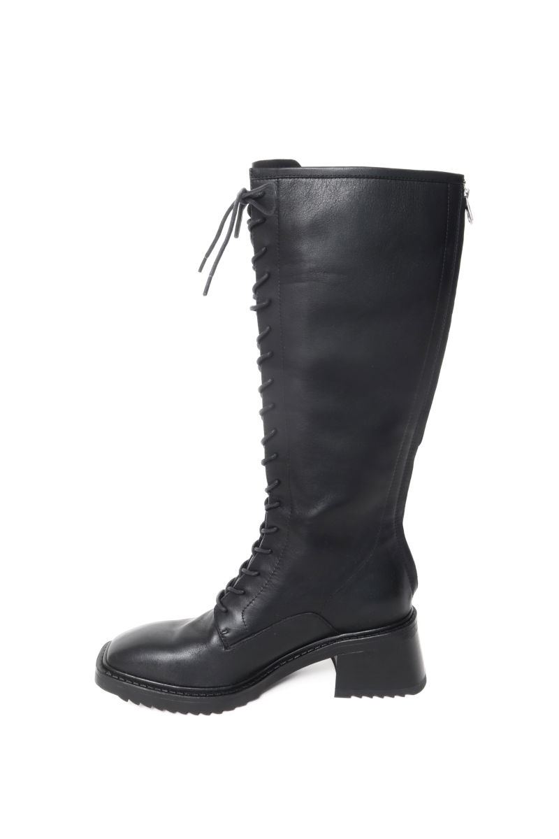 Bota de cuero caña alta acordonada con punta y taco cuadrado de 6 cm. 
