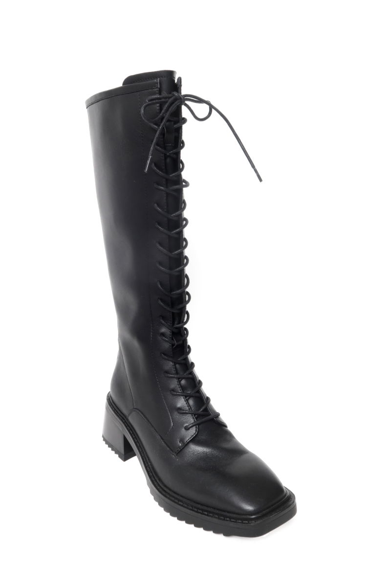 Bota de cuero caña alta acordonada con punta y taco cuadrado de 6 cm. 
