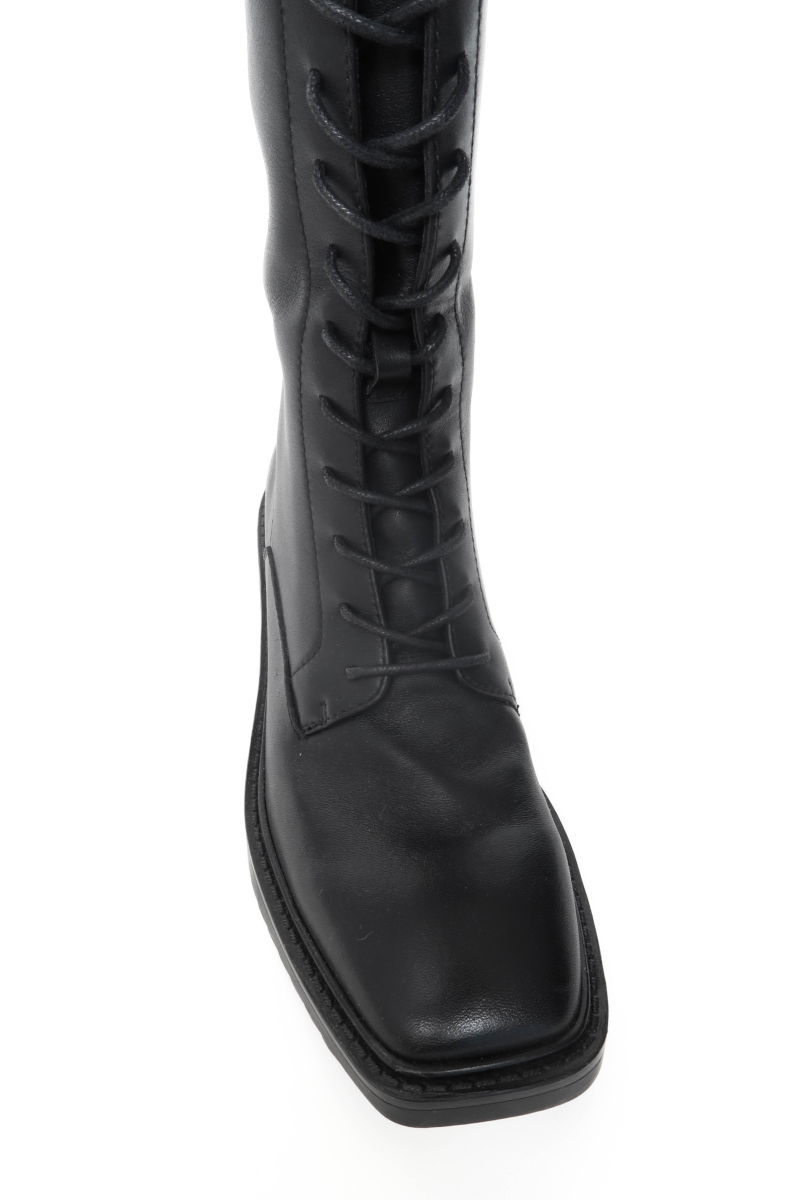 Bota de cuero caña alta acordonada con punta y taco cuadrado de 6 cm. 
