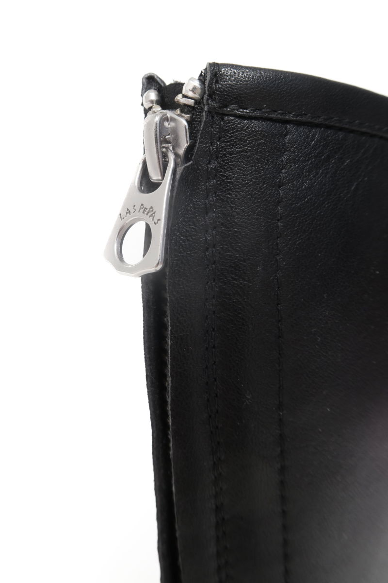 Bota de cuero caña alta acordonada con punta y taco cuadrado de 6 cm. 
