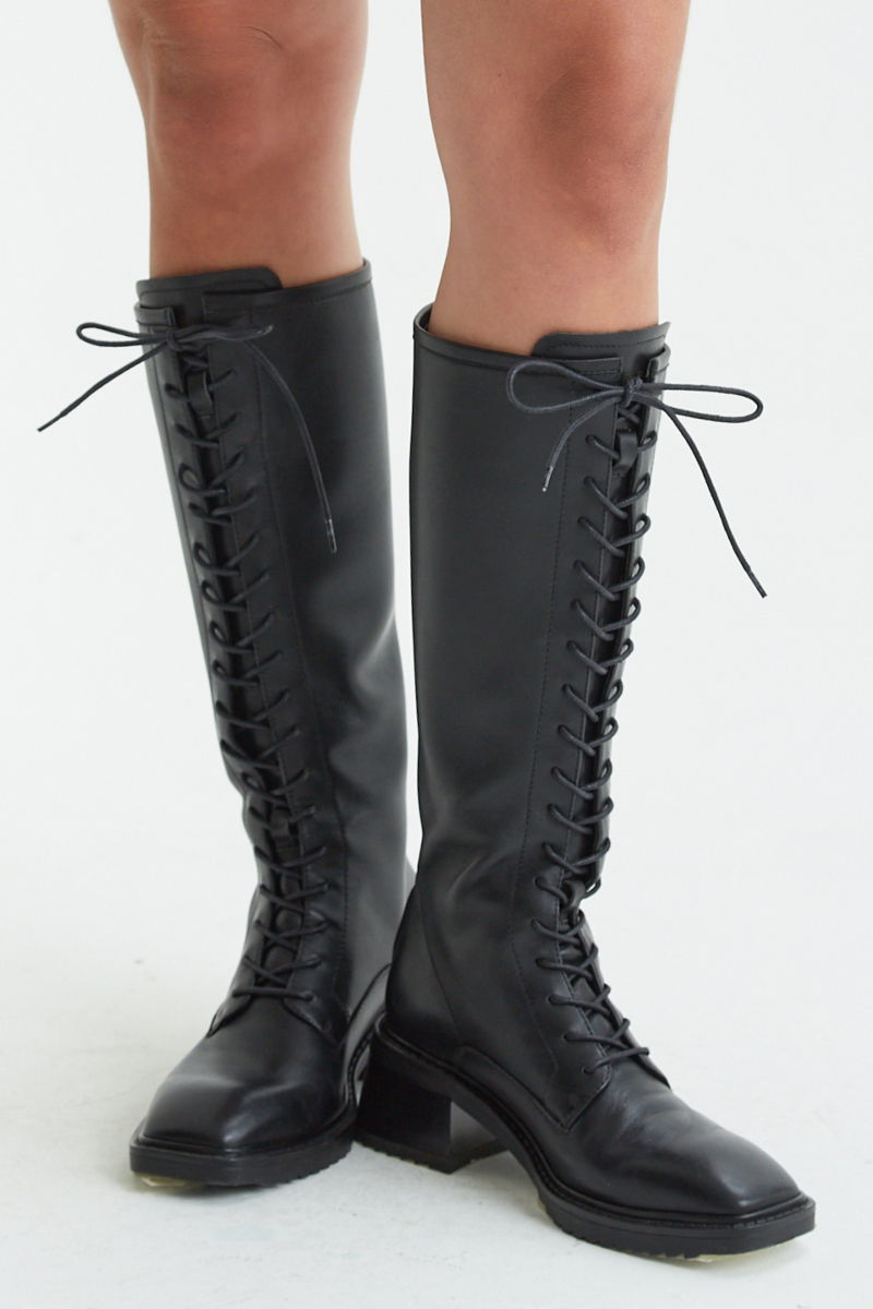 BOTA DE CUERO ACORDONADA TUART