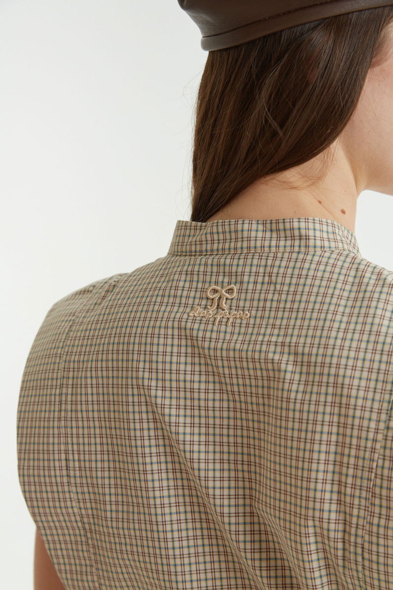 Camisa a cuadros manga corta de poplin recta con cuello mao. 
