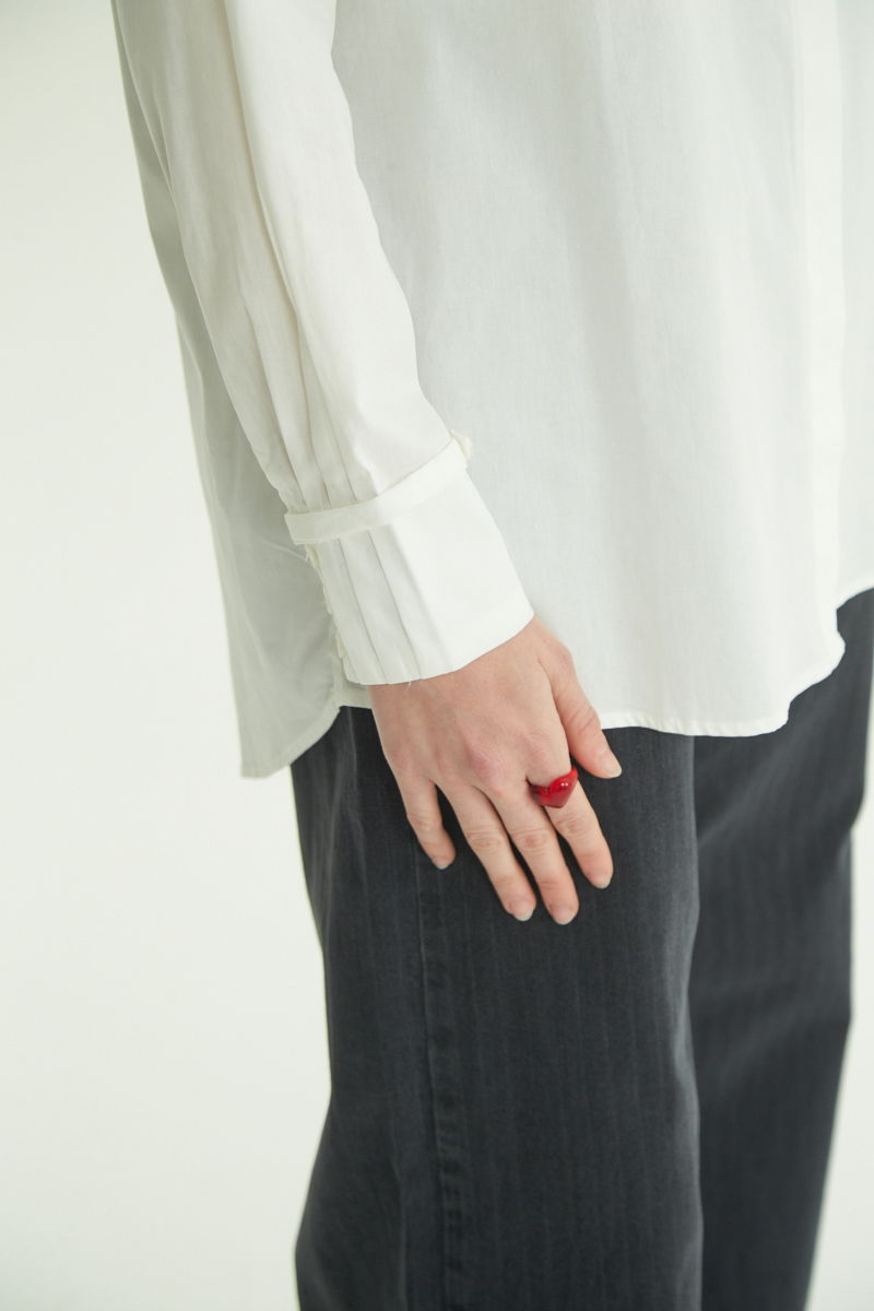 Camisa blanca oversized de poplín con tablas en cuello, puños y espalda. 
