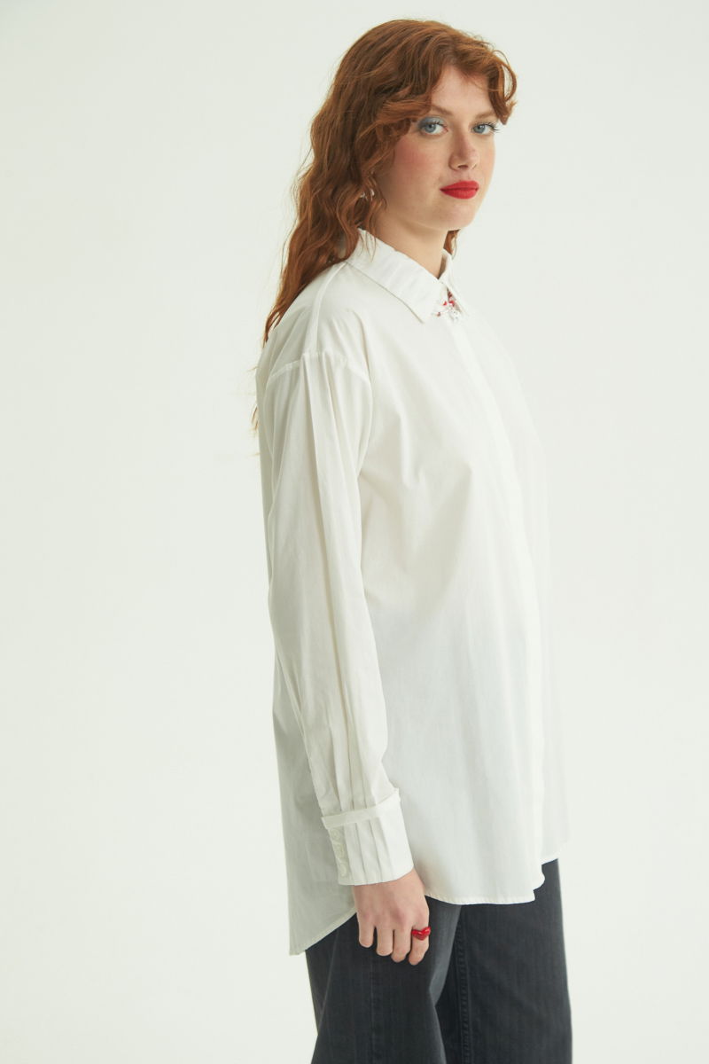 Camisa blanca oversized de poplín con tablas en cuello, puños y espalda. 
